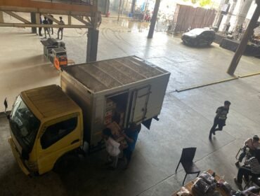 Proses pembongkaran minuman alkohol yang diturunkan di Labewa Billiard di Kompleks K-TOZ Kendari diduga untuk diperjualbelikan. Foto: Istimewa