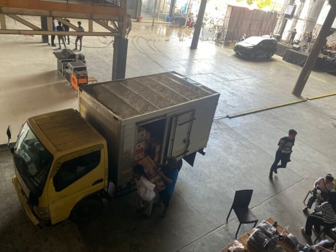 
 Proses pembongkaran minuman alkohol yang diturunkan di Labewa Billiard di Kompleks K-TOZ Kendari diduga untuk diperjualbelikan. Foto: Istimewa