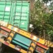 Truk kontainer terbalik di Jalan Poros Desa Talodo, Kecamatan Lalolae, Kabupaten Kolaka Timur. Foto: Istimewa