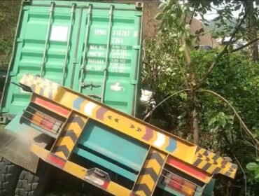 Truk kontainer terbalik di Jalan Poros Desa Talodo, Kecamatan Lalolae, Kabupaten Kolaka Timur. Foto: Istimewa