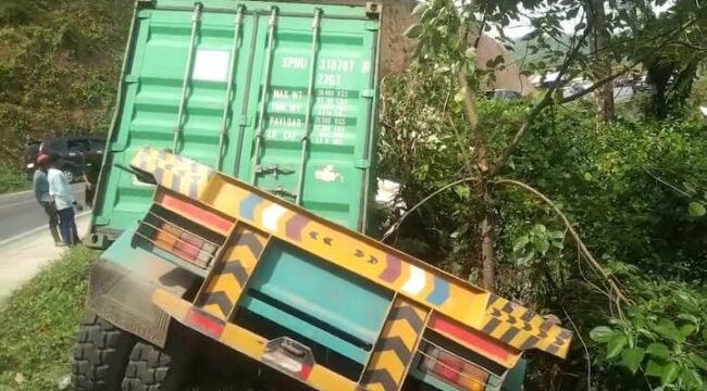 Truk kontainer terbalik di Jalan Poros Desa Talodo, Kecamatan Lalolae, Kabupaten Kolaka Timur. Foto: Istimewa