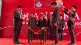 Rektor Unsultra Dr. Jamhir Safani (kiri) saat melantik Dr. Saprudin sebagai Direktur Pascasarjana Unsultra. Foto: Istimewa