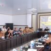DPRD Kabupaten Bombana menggelar Rapat Dengar Pendapat (RDP) untuk membahas layanan transportasi laut KMP Oputa Yi Koo rute Dongkala-Kasipute. Foto: Istimewa  