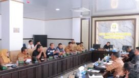 DPRD Kabupaten Bombana menggelar Rapat Dengar Pendapat (RDP) untuk membahas layanan transportasi laut KMP Oputa Yi Koo rute Dongkala-Kasipute. Foto: Istimewa  