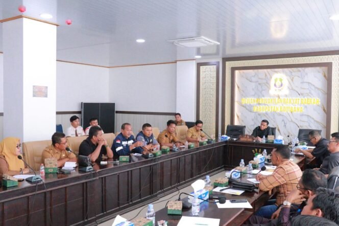 
 DPRD Kabupaten Bombana menggelar Rapat Dengar Pendapat (RDP) untuk membahas layanan transportasi laut KMP Oputa Yi Koo rute Dongkala-Kasipute. Foto: Istimewa  