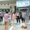 Massa pendemo membakar ban bekas di depan kantor cabang Bank BTN Kendari. Foto: Penafaktual.com