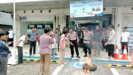 Massa pendemo membakar ban bekas di depan kantor cabang Bank BTN Kendari. Foto: Penafaktual.com