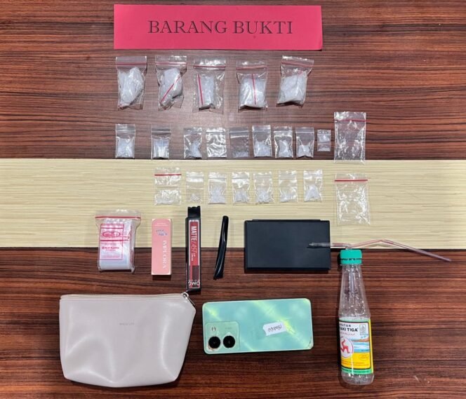 
 Sejumlah barang bukti yang diamankan polisi dari tangan pelaku insial IR (37). Foto: Istimewa