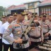 Kapolres Konawe Utara, AKBP Rico Fernanda, S.H., S.I.K., M.H., memimpin apel gelar pengecekan alat material khusus (Almatsus) di Lapangan Apel Mapolres Konawe Utara. Foto: Istimewa