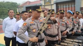 Kapolres Konawe Utara, AKBP Rico Fernanda, S.H., S.I.K., M.H., memimpin apel gelar pengecekan alat material khusus (Almatsus) di Lapangan Apel Mapolres Konawe Utara. Foto: Istimewa