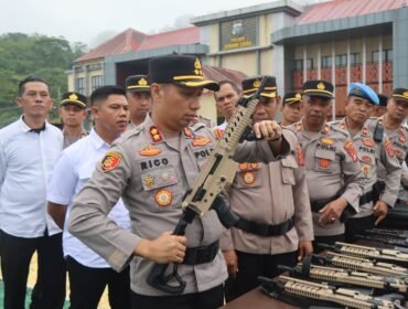 Kapolres Konawe Utara, AKBP Rico Fernanda, S.H., S.I.K., M.H., memimpin apel gelar pengecekan alat material khusus (Almatsus) di Lapangan Apel Mapolres Konawe Utara. Foto: Istimewa