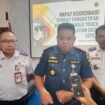 Kepala KSOP Kelas IIA Kendari, Capt Raman (tengah) bersama Kepala BPTD Kelas II Sultra, Husni Mubarak (kanan) dan Kepala Bidang Dinas Perhubungan Sultra, Jalil A. Razak saat diwawancarai awak media. Foto: Istimewa