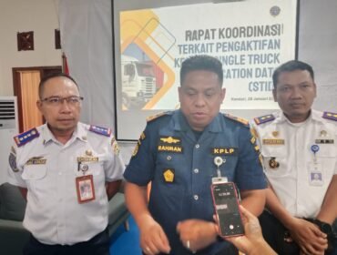 Kepala KSOP Kelas IIA Kendari, Capt Raman (tengah) bersama Kepala BPTD Kelas II Sultra, Husni Mubarak (kanan) dan Kepala Bidang Dinas Perhubungan Sultra, Jalil A. Razak saat diwawancarai awak media. Foto: Istimewa