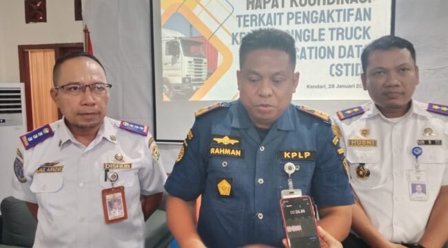 Kepala KSOP Kelas IIA Kendari, Capt Raman (tengah) bersama Kepala BPTD Kelas II Sultra, Husni Mubarak (kanan) dan Kepala Bidang Dinas Perhubungan Sultra, Jalil A. Razak saat diwawancarai awak media. Foto: Istimewa