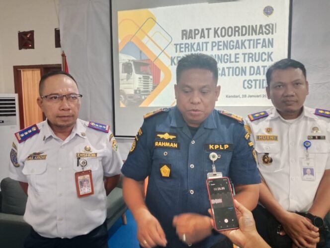 
 Kepala KSOP Kelas IIA Kendari, Capt Raman (tengah) bersama Kepala BPTD Kelas II Sultra, Husni Mubarak (kanan) dan Kepala Bidang Dinas Perhubungan Sultra, Jalil A. Razak saat diwawancarai awak media. Foto: Istimewa