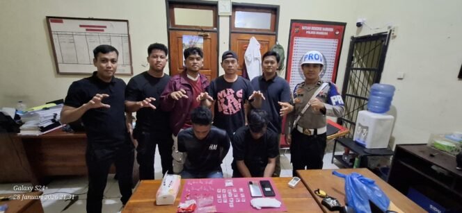
 Dua pria, inisial HB (29) dan H (36) ditangkap polisi di Kecamatan Rumbia Bombana. Foto: Istimewa