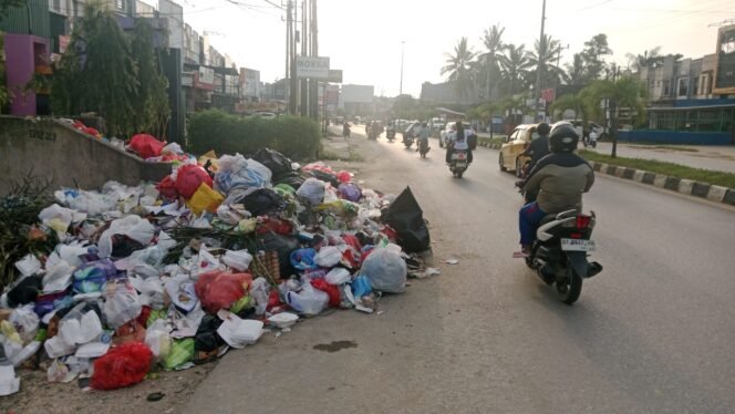
 Gundukan sampah tampak meninggi di salah satu TPS (tempat penampungan sementara) di Jalan AH Nasution Kendari. Foto: penafaktual.com