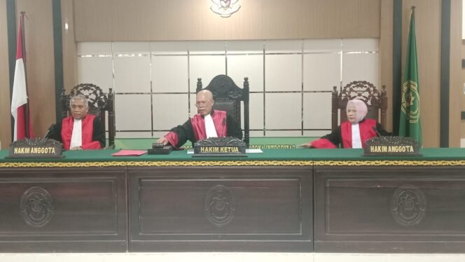 
 Majelis hakim pengadilan Tinggi Sultra saat membacakan putusan banding terhadap guru Mansur. Foto: penafaktual.com