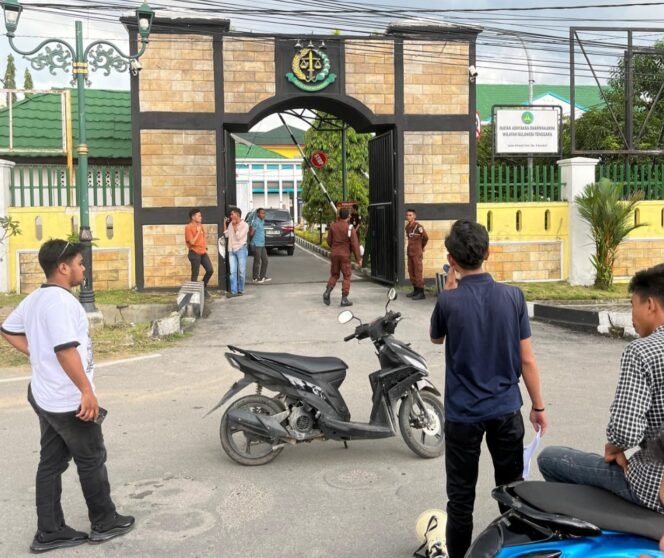 
 FPPKH menggelar aksi unjuk rasa di depan Kejaksaan Tinggi Provinsi Sulawesi Tenggara, Kamis, 8 Januari 2026. Foto: Istimewa