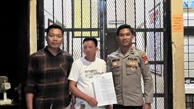 
 Kades Ronasangia, RA (52) ditahan Polisi diduga Korupsi Dana Desa. Foto: Istimewa