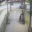 Tangkapan layar rekaman CCTV yang merekam pria tak dikenal curi motor  milik karyawan Astra Honda Kendari. Foto: Istimewa