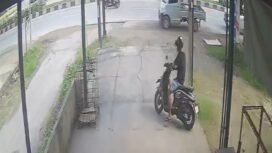 Tangkapan layar rekaman CCTV yang merekam pria tak dikenal curi motor  milik karyawan Astra Honda Kendari. Foto: Istimewa