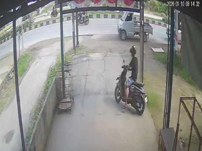 
 Tangkapan layar rekaman CCTV yang merekam pria tak dikenal curi motor  milik karyawan Astra Honda Kendari. Foto: Istimewa