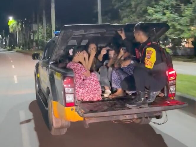 
 Kelompok remaja putri diamankan polisi usai terlibat perkelahian. Foto: Istimewa
