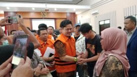 Abdul Azis Cs usai menjalani sidang dakwaan di PN Kendari, Foto: Penafaktual.com