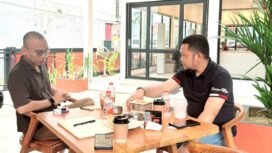 Calon Ketua IAI Sultra, Ar. La Ode Jusri Jayanti, IAI, bersama kuasa hukumnya. Foto: Istimewa