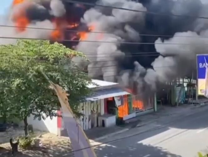 
 Satu unit rumah warga di Kelurahan Mandati III, Wakatobi terbakar. Foto: Istimewa