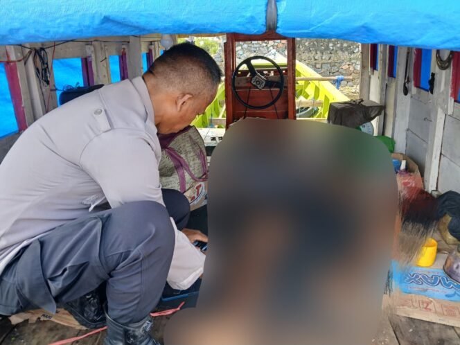 
 Personel kepolisian saat mengevakuasi jenazah AR (67) yang ditemukan di atas kapal nelayan di Kendari. Foto: Istimewa
