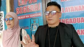 Korban KDRT, insial YR (kiri) dan kuasa hukumnya, Suhardin usai melapor di Propam Polda Sultra. Foto: Penafaktual.com