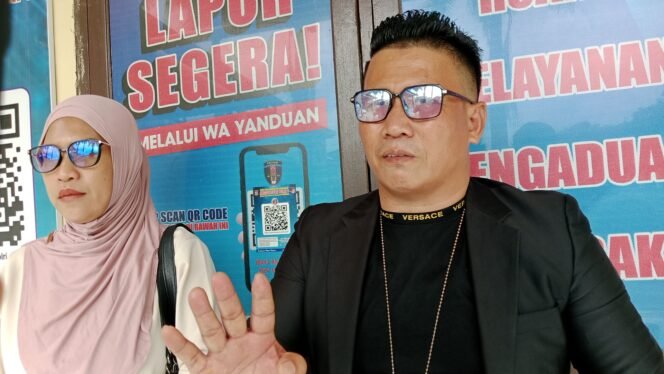 
 Korban KDRT, insial YR (kiri) dan kuasa hukumnya, Suhardin usai melapor di Propam Polda Sultra. Foto: Penafaktual.com