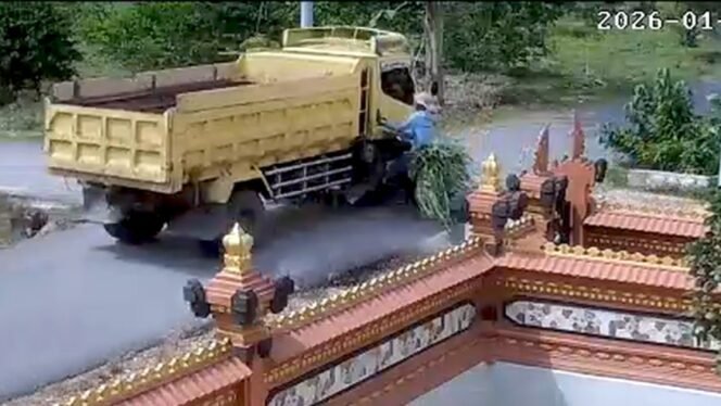 
 Tabrakan Dum Truk dengan Motor di Desa Watabenua Konsel. Foto: Istimewa