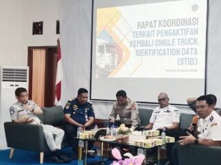 Kepala BPTD Kelas II Sultra, Husni Mubarak (ujung kanan) saat rapat koordinasi dengan KSOP Kendari dan stakeholder terkait. Foto: Penafaktual.com