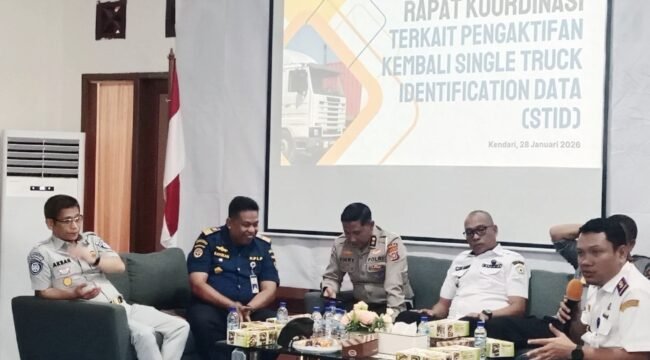 Kepala BPTD Kelas II Sultra, Husni Mubarak (ujung kanan) saat rapat koordinasi dengan KSOP Kendari dan stakeholder terkait. Foto: Penafaktual.com