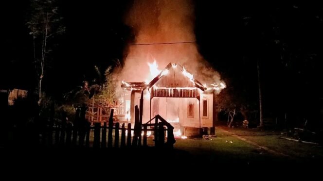 
 Rumah milik Jupiter (38) di Muna Barat ludes terbakar. Foto: Istimewa
