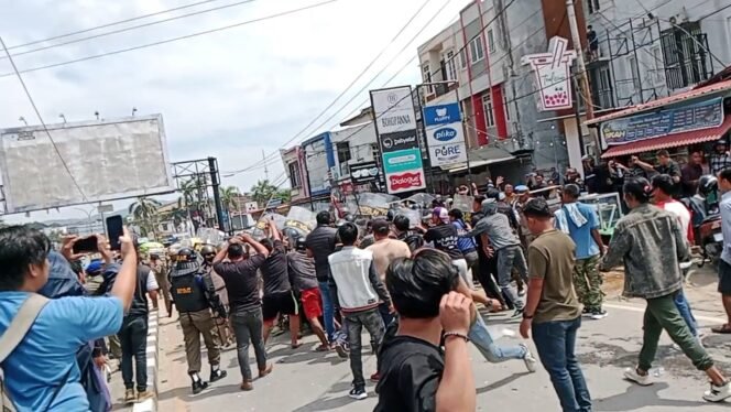 
 Massa yang terlibat bentrok dengan Satpol PP Pemprov Sultra di Jalan Ahmad Yani. Foto: Penafaktual.com