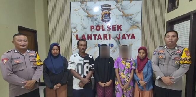 
 Tampak personel Polsek Lantari Jaya mendampingi kedua orang tua korban dan dan pelaku saat mediasi kasus penganiayaan. Foto: Istimewa