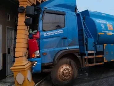 Mobil Tangki BBM tabrak rumah warga di Konawe Utara. Foto: Istimewa