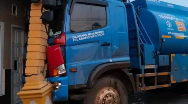 Mobil Tangki BBM tabrak rumah warga di Konawe Utara. Foto: Istimewa