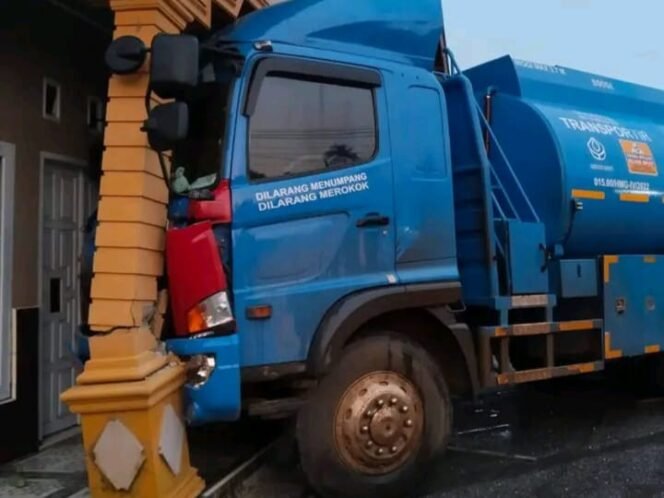 
 Mobil Tangki BBM tabrak rumah warga di Konawe Utara. Foto: Istimewa