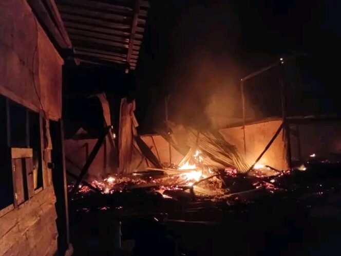 
 Asrama Putri Pompes Darul Mukhlasin Ad Saniy  terbakar. Foto:  Istimewa