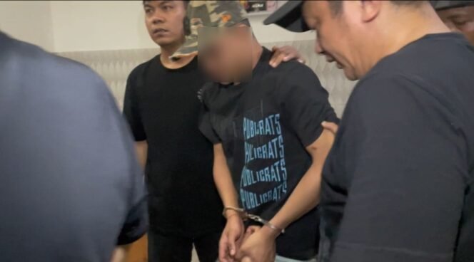 
 Pria inisial MFR usia 20 tahun (tengah) ditangkap tim opsnal Sat Resnarkoba Polresta Kendari. Foto: Istimewa