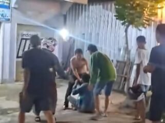 Sejumlah warga mengerumuni pelaku pencurian kabel PLN inisial ZL (36) di Kelurahan Laloaeha, Kolaka. Foto: Istimewa