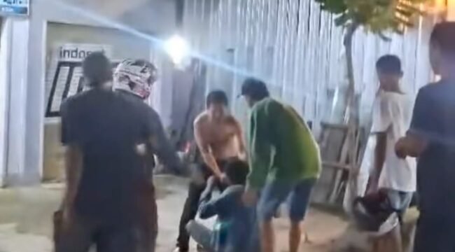 Sejumlah warga mengerumuni pelaku pencurian kabel PLN inisial ZL (36) di Kelurahan Laloaeha, Kolaka. Foto: Istimewa