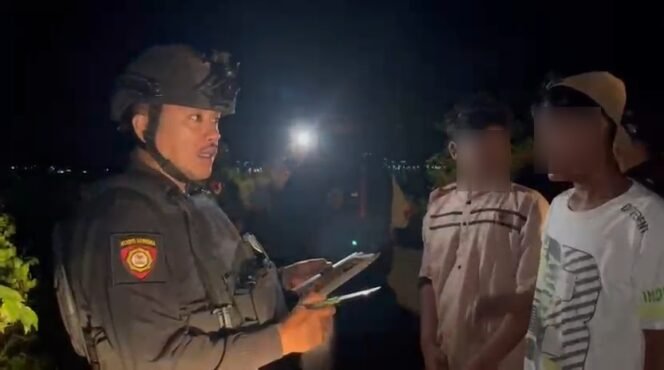 
 Dantim Patroli Perintis Presisi Dit Samapta Polda Sultra, Bripka Boy Sagita (kiri) saat mengamakan dua remaja bawa sajam. Foto: Istimewa