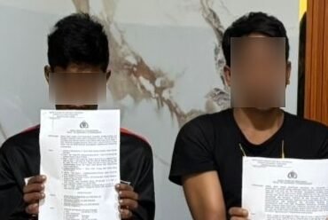 Dua pria inisial KH dan IS, pelaku pencurian mesin pompa air di Kolaka Timur. Foto: Istimewa.