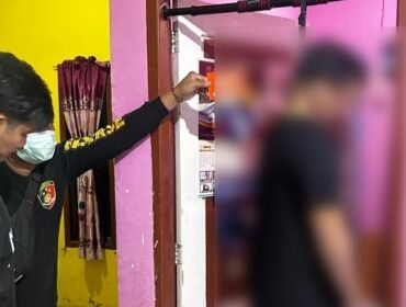 Tamapak jenazah inisial MHS usia 39 (kiri) tergantung seutas tali nilon di koseng pintu kamar. Foto: Istimewa